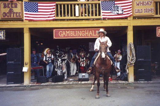 Erfolgreiches Fest "Western Pferd" Mann in Cowboykleidung sitzt auf Pferd