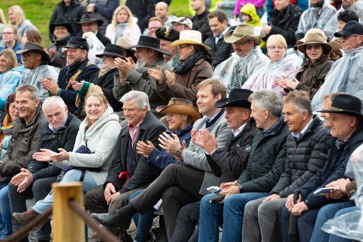 Begeisterung für die Festspiele Menschen auf einer Tribüne